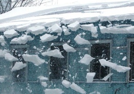 Взыскание ущерба при падении снега и льда с крыши 